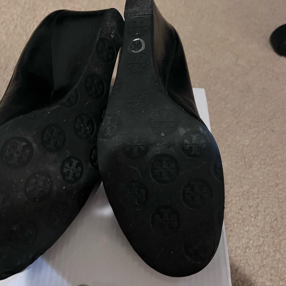 uSifhtly used tory burch mestico blackandgold metalFree shipping!